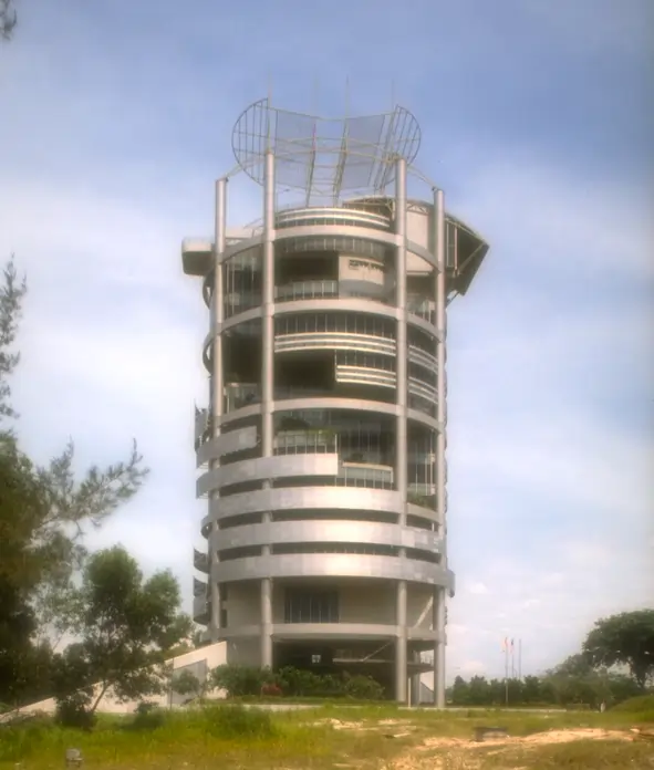 Menara Mesiniaga: Sky Courts