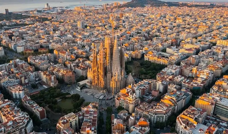 کلیسای ساگرادا فامیلیا (Sagrada Familia)